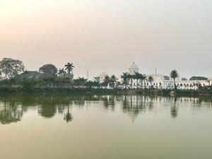 阿加尔塔拉Veda Homestay的建筑和水体的景色