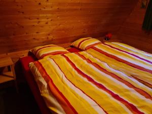 芙露姆赛山Haus Gimpel Flumserberg的卧室设有两张床铺和木墙