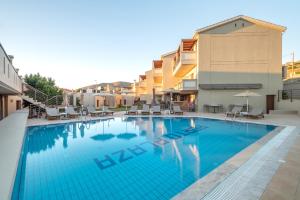Agios Ioannis Kaspaka港口广场酒店的大楼内一个蓝色的大型游泳池