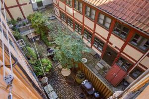 赫尔辛格Amazing apartment in the center of Helsingør的享有带植物庭院的建筑的顶部景色