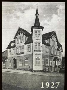 布劳恩拉格StrandBerg's Designhotel Viktoria的一座塔楼大建筑的旧照片