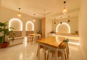 GaafaruNiru Isle Maldives的一间带木桌和椅子的用餐室