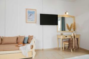 斯基罗斯岛佩里吉利酒店的客厅配有沙发和带镜子的桌子