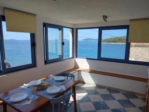 普尔维奇卢卡Blaža的一间享有海景的带桌子的用餐室