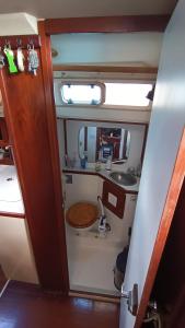 MamartupoSailboat Anemoi Sailing - Private Charter in San Blas的一间带水槽和卫生间的小浴室