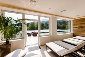 米特尔巴赫R&R Residenzen Ferienwohnungen的客房设有窗户、椅子和阳台。