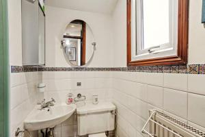 KentLovely 2 bedroom duplex apartment, Maidstone sleeps 5的白色的浴室设有水槽和镜子