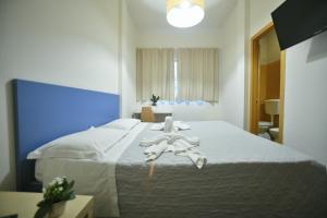 佛罗伦萨Garden Blue的卧室配有带毛巾的大型白色床