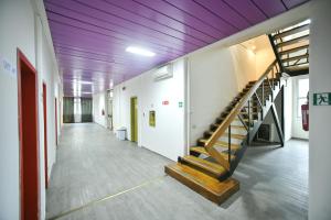 佛罗伦萨Garden Blue的拥有紫色天花板的建筑中带楼梯的走廊
