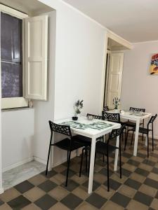 卡塔尼亚Antica Dimora Maravigna的一间设有 ⁇ 面板的房间,配有两张桌子和椅子