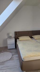 卡特兹奥布萨维Apartma Stela in Terme Čatež的一间卧室配有一张床和一张桌子及床头柜