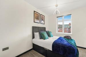 卡斯尔福德Stylish Yorkshire Gem - Sleeps 4 - Great Location的一间卧室设有一张床和一个窗口