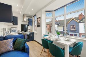 卡斯尔福德Stylish Yorkshire Gem - Sleeps 4 - Great Location的客厅配有蓝色的沙发和桌子