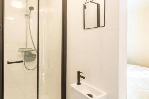 杜柏Villa Basse Cour的带淋浴、卫生间和盥洗盆的浴室