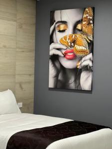 CuauhtémocMadison Suites的一张画画,画一个脸上戴蝴蝶的女人