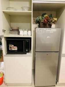 伊斯兰堡Elysium Service Apartment 1203的厨房配有冰箱和微波炉。