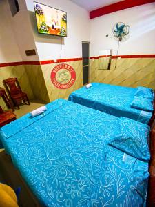 塔拉波托HOSPEDAJE PISCIS TARAPOTO的一间卧室配有一张带蓝色棉被的床