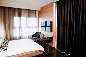 迈季代勒舍姆斯White Diamond的酒店客房,配有一张床和两把椅子