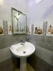 奈季兰إعمار الشرفةللشقق المفروشه的一间带水槽和镜子的浴室