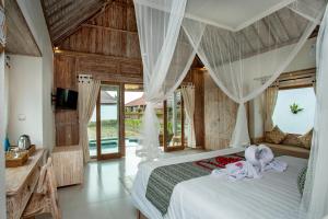 乌布Amaya Sebatu Villa的一间卧室配有带毛巾的床
