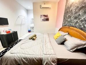 珍南海滩Little Chenang Cottage Motel Langkawi的一间卧室配有一张大床和枕头