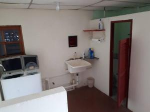 AlmiranteGia's Garage & Home for Bocas travelers的一间带水槽和镜子的小浴室