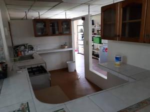 AlmiranteGia's Garage & Home for Bocas travelers的享有带台面的厨房的景色
