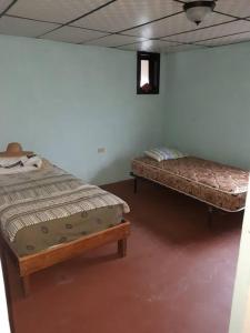 AlmiranteGia's Garage & Home for Bocas travelers的配有两张床的客房内。