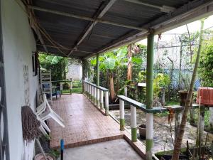 AlmiranteGia's Garage & Home for Bocas travelers的一个带绿色柱子的房屋门廊