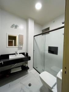埃斯特城Cerca de todo的带淋浴、盥洗盆和卫生间的浴室