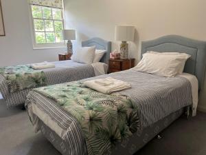 德洛兰塔哈拉度假屋的一间卧室配有两张带毛巾的床