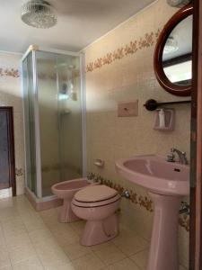 DorioVilla Angela的一间带粉红色卫生间和盥洗盆的浴室