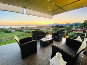 巴多利诺LHV Garda Lake - Private POOL and SPA的一个带桌椅的庭院和一个美景阳台。