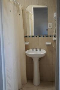 拉蓬塔拉波萨达德萨利姆旅馆的一间带水槽和镜子的浴室