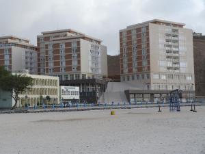 明德卢科帕卡巴纳多功能酒店的拥有高楼和游乐场的海滩