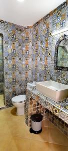 Tiguemmi nʼAït BihiTigmi surf morocco的一间带水槽和卫生间的浴室