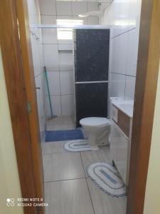 伊瓜苏Casa do aconchego ( terreno compartilhado)的一间带卫生间和水槽的小浴室