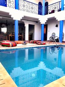 Tiguemmi nʼAït BihiTigmi surf morocco的蓝色柱子的酒店游泳池