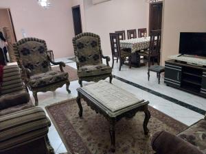 开罗Compound city towers的客厅配有家具和钢琴