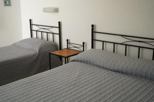 拉蓬塔拉波萨达德萨利姆旅馆的卧室内两张并排的床