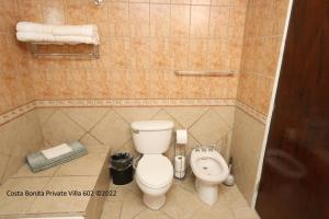库莱布拉Costa Bonita Private Villa 602的一间带卫生间和坐浴盆的浴室
