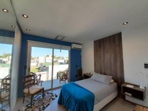 里奥夸尔托Casa Quinta FP en Rio Cuarto的一间卧室设有一张床,享有阳台的景色