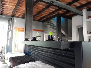 里奥夸尔托Casa Quinta FP en Rio Cuarto的一间厨房,里面设有黑色台面