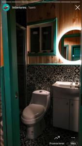 富伊港Tiny Fuy的一间带卫生间和水槽的浴室