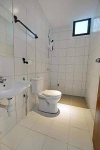 阿罗士打D'yana Imperio Homestay的白色的浴室设有卫生间和水槽。