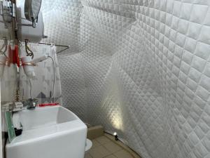 ToyapakehLa Royale Nusa Penida的白色的浴室设有卫生间和水槽。
