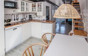 BallenCozy Apartment In Sams With House Sea View的厨房配有白色橱柜和桌椅