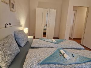 卢塞恩Bastis City Rooms的一间卧室配有两张带毛巾的床