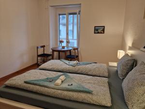 卢塞恩Bastis City Rooms的一间卧室设有两张床和一张桌子及窗户