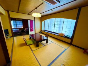 京丹后市Japanese style hotel Morigen的客厅配有桌子和沙发